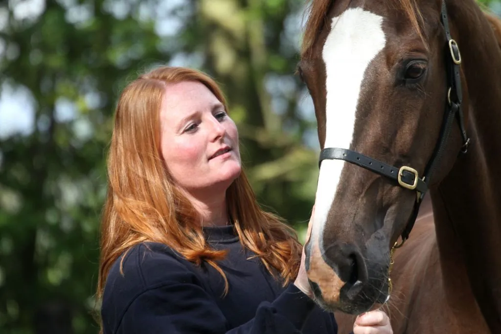Sofie Cronegaard med sin hest